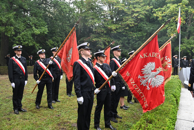 Historyczne poczty sztandarowe szczecińskich szkół morskich podczas apelu pamięci przy pomniku "Tym, którzy nie powrócili z morza" na Cmentarzu Centralnym