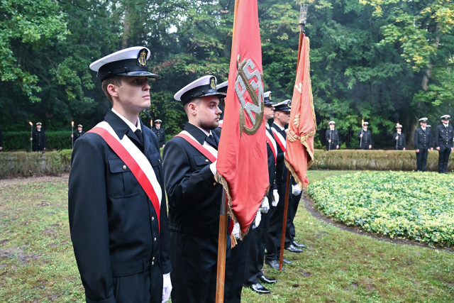 Historyczne poczty sztandarowe szczecińskich szkół morskich podczas apelu pamięci przy pomniku "Tym, którzy nie powrócili z morza" na Cmentarzu Centralnym