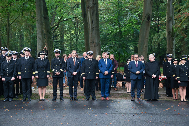 Delegacja Politechniki Morskiej w Szczecinie i członkowie innych delegacji podczas apelu pamięci pod pomnikiem "Tym, którzy nie powrócili z morza"