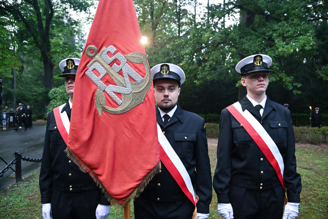 Historyczne poczty sztandarowe szczecińskich szkół morskich podczas apelu pamięci przy pomniku "Tym, którzy nie powrócili z morza" na Cmentarzu Centralnym