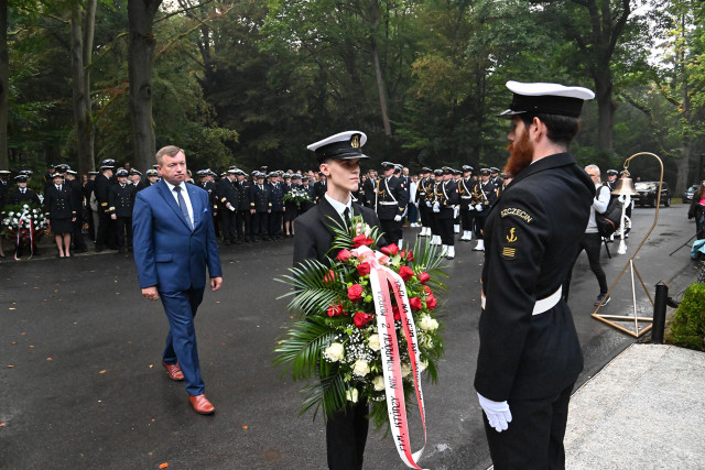 Poseł Jarosław Rzepa w asyście studenta PM składa wieniec pod pomnikiem "Tym, którzy nie powrócili z morza"