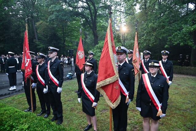 Historyczne poczty sztandarowe szczecińskich szkół morskich podczas apelu pamięci przy pomniku "Tym, którzy nie powrócili z morza" na Cmentarzu Centralnym