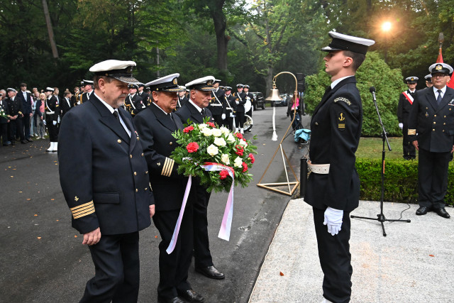 Student z Kompanii Honorowej odbiera wieniec przy pomniku "Tym, którzy nie powrócili z morza"