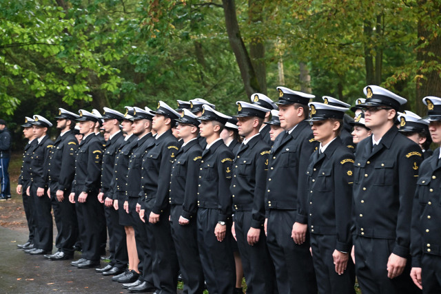 Studenci Politechniki Morskiej w mundurach podczas apelu pamięci przy pomniku "Tym, którzy nie powrócili z morza" na Cmentarzu Centralnym