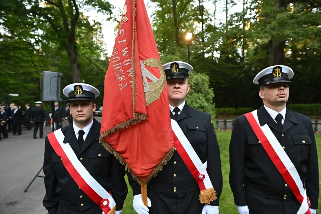 Poczty historycznych sztandarów szczecińskich szkół morskich na apelu pamięci przy pomniku "Tym, którzy nie powrócili z morza"
