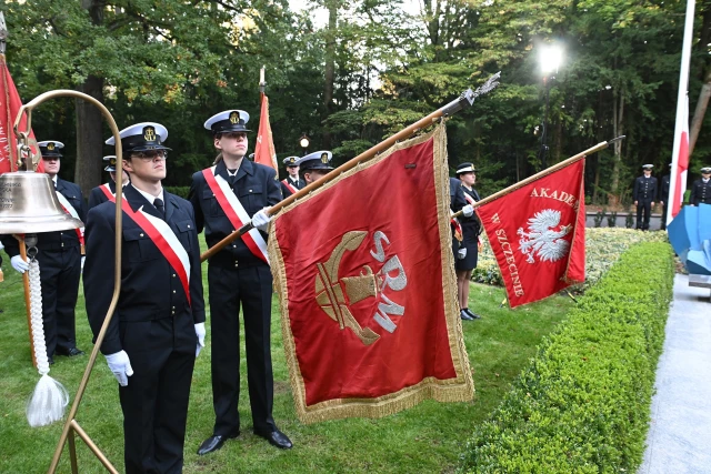 Poczty historycznych sztandarów szczecińskich szkół morskich na apelu pamięci przy pomniku "Tym, którzy nie powrócili z morza"