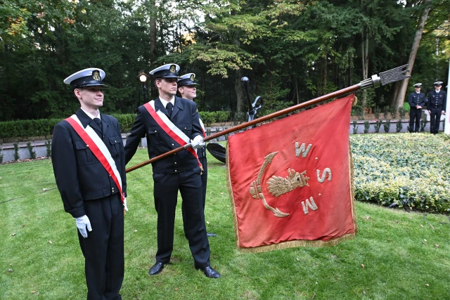 Poczty historycznych sztandarów szczecińskich szkół morskich na apelu pamięci przy pomniku "Tym, którzy nie powrócili z morza"