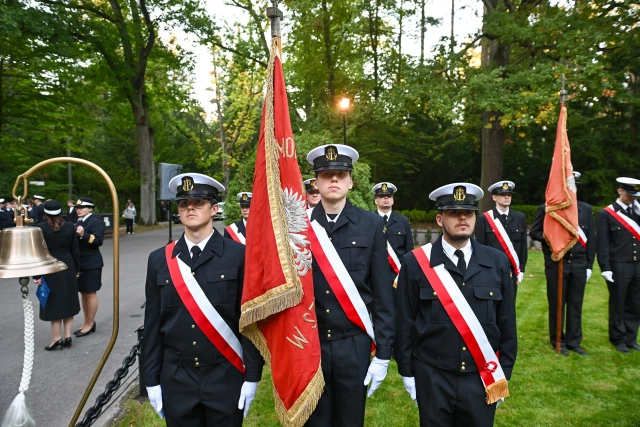 Poczty historycznych sztandarów szczecińskich szkół morskich na apelu pamięci przy pomniku "Tym, którzy nie powrócili z morza"