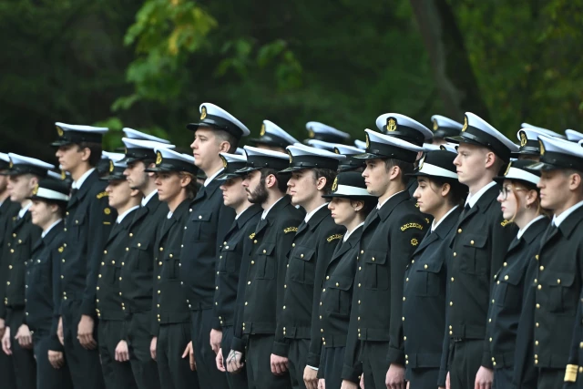 Studenci Politechniki Morskiej w mundurach podczas apelu pamięci przy pomniku "Tym, którzy nie powrócili z morza" na Cmentarzu Centralnym
