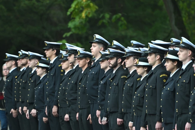 Studenci Politechniki Morskiej w mundurach podczas apelu pamięci przy pomniku "Tym, którzy nie powrócili z morza" na Cmentarzu Centralnym