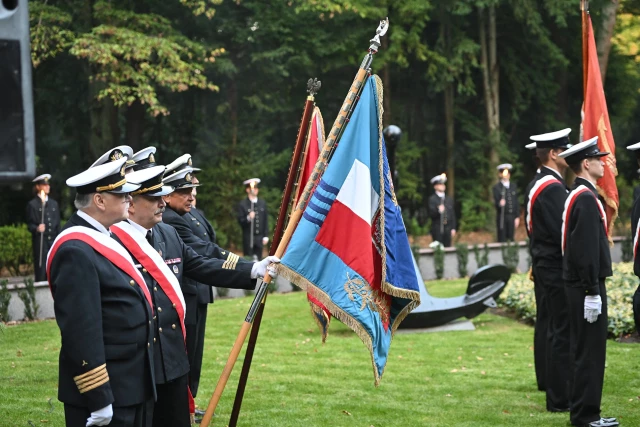 Poczty historycznych sztandarów szczecińskich szkół morskich na apelu pamięci przy pomniku "Tym, którzy nie powrócili z morza"