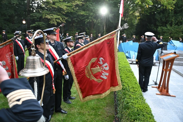 Poczty historycznych sztandarów szczecińskich szkół morskich na apelu pamięci przy pomniku "Tym, którzy nie powrócili z morza"