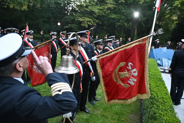Poczty historycznych sztandarów szczecińskich szkół morskich na apelu pamięci przy pomniku "Tym, którzy nie powrócili z morza"