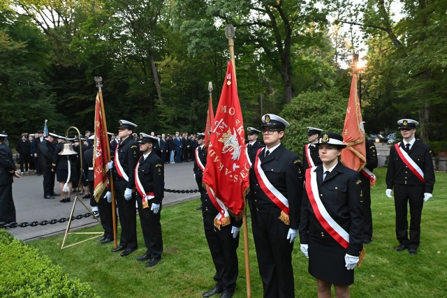 Poczty historycznych sztandarów szczecińskich szkół morskich na apelu pamięci przy pomniku "Tym, którzy nie powrócili z morza"