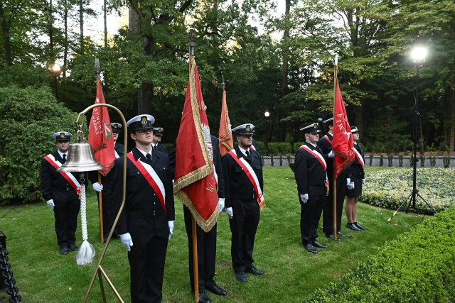 Poczty historycznych sztandarów szczecińskich szkół morskich na apelu pamięci przy pomniku "Tym, którzy nie powrócili z morza"