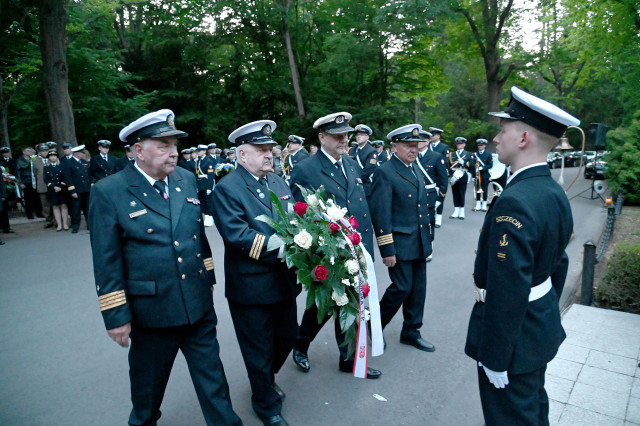 Składanie wieńców podczas apelu pamięci pod pomnikiem „Tym, którzy nie powrócili z morza”