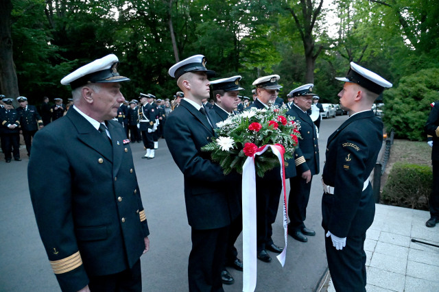 Składanie wieńców podczas apelu pamięci pod pomnikiem „Tym, którzy nie powrócili z morza”