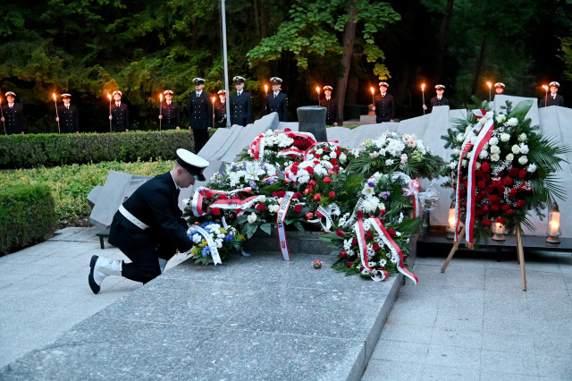 Składanie wieńców podczas apelu pamięci pod pomnikiem „Tym, którzy nie powrócili z morza”