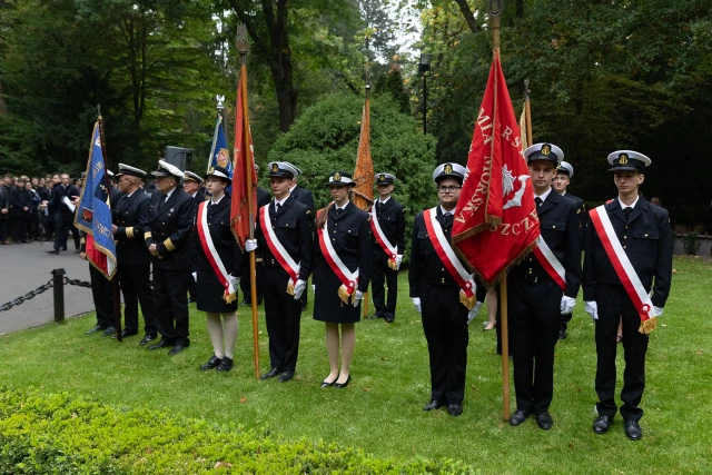Poczty historycznych sztandarów szczecińskich szkół morskich na apelu pamięci przy pomniku "Tym, którzy nie powrócili z morza"