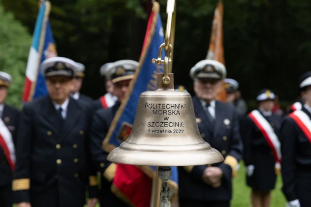 Dzwon PM i poczty historycznych sztandarów szczecińskich szkół morskich na apelu pamięci przy pomniku "Tym, którzy nie powrócili z morza"