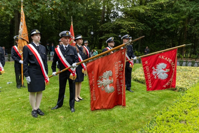 Poczty historycznych sztandarów szczecińskich szkół morskich na apelu pamięci przy pomniku "Tym, którzy nie powrócili z morza"