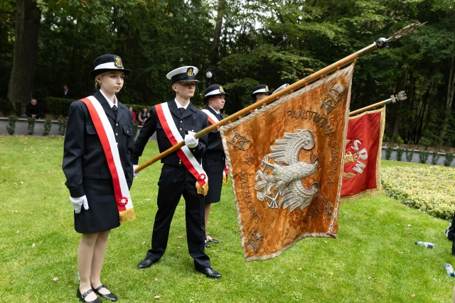 Poczty historycznych sztandarów szczecińskich szkół morskich na apelu pamięci przy pomniku "Tym, którzy nie powrócili z morza"