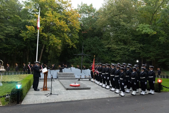 Apel pamięci pod pomnikiem "Tym, którzy nie powrócili z morza"