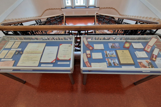 Okolicznościowa gablota z dokumentami  prof. S. Gucmy