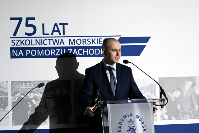 Doradca prezydenta RP, Paweł Mucha podczas przemówienia na gali z okazji 75-lecia szkolnictwa morskiego na Pomorzu Zachodnim