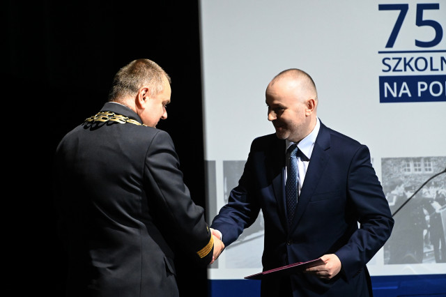 Doradca prezydenta RP składa gratulacje Rektorowi Akademii Morskiej w Szczecinie na gali z okazji 75-lecia szkolnictwa morskiego na Pomorzu Zachodnim