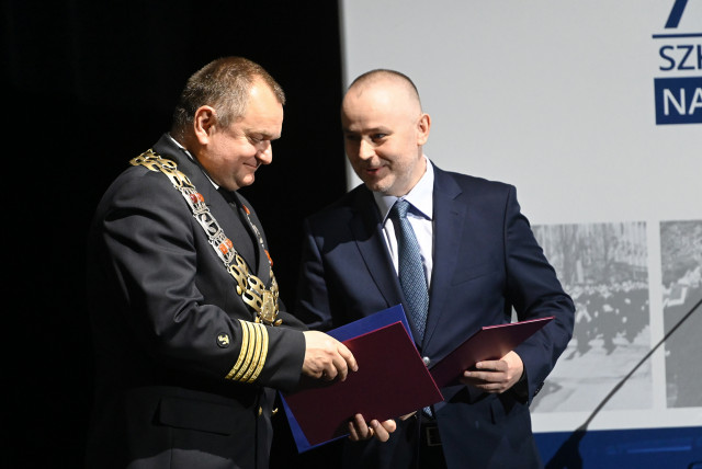 Doradca prezydenta Rzeczypospolitej Polskiej wręcza kopię ustawy o podniesieniu rangi uczelni Rektorowi Akademii Morskiej w Szczecinie na gali z okazji 75-lecia szkolnictwa morskiego na Pomorzu Zachodnim