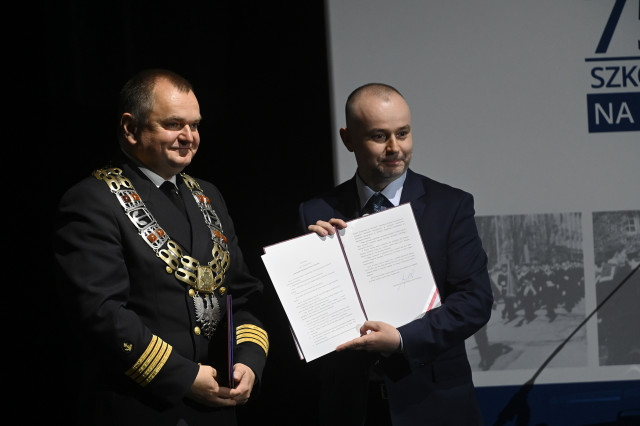 Rektor Akademii Morskiej w Szczecinie (po lewej) oraz doradca prezydenta RP (po prawej) na gali z okazji 75-lecia szkolnictwa morskiego na Pomorzu Zachodnim