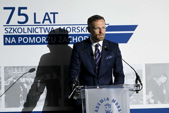 Wojewoda Zachodniopomorski przemawiający na gali z okazji 75-lecia szkolnictwa morskiego na Pomorzu Zachodnim