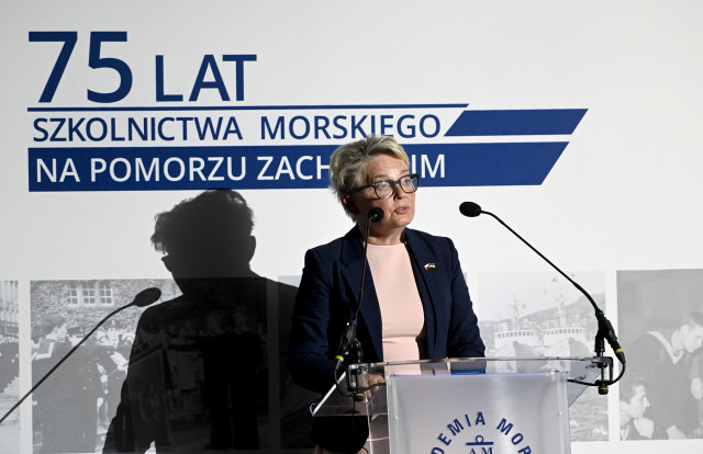 Zachodniopomorska kurator oświaty przemawiająca na gali z okazji 75-lecia szkolnictwa morskiego na Pomorzu Zachodnim