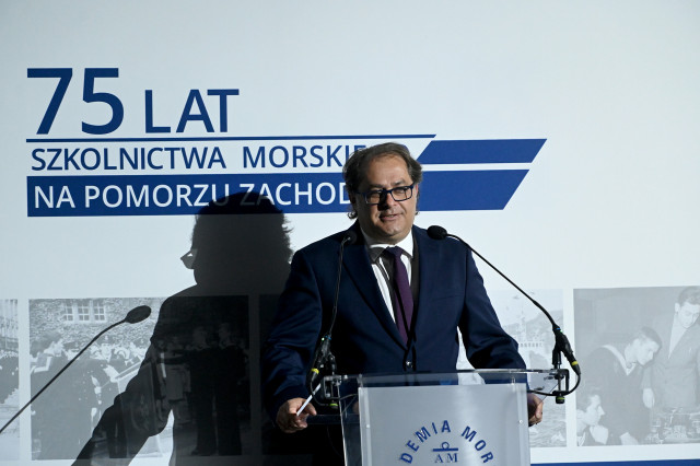Sekretarz stanu, Marek Gróbarczyk podczas przemówienia na gali z okazji 75-lecia szkolnictwa morskiego na Pomorzu Zachodnim