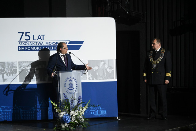 Sekretarz stanu, Marek Gróbarczyk (po lewej), Rektor Akademii Morskiej w Szczecinie (po prawej), na gali z okazji 75-lecia szkolnictwa morskiego na Pomorzu Zachodnim