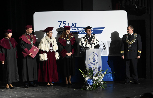 Kolegium Rektorskie podczas przemówienia na gali  z okazji 75-lecia szkolnictwa morskiego na Pomorzu Zachodnim