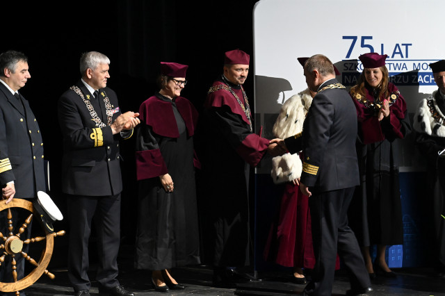 Kolegium Rektorskie składa gratulacje Rektorowi AMS na gali  z okazji 75-lecia szkolnictwa morskiego na Pomorzu Zachodnim