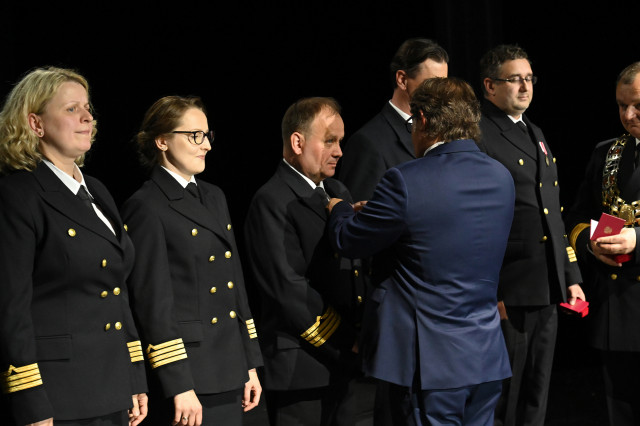 Sekretarz stanu oraz Rektor AMS wręczają medale na gali z okazji 75-lecia szkolnictwa morskiego na Pomorzu Zachodnim