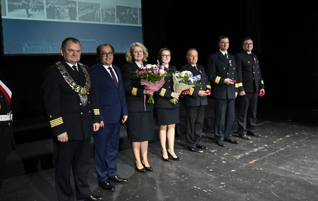 (od lewej) Rektor AMS oraz sekretarz stanu wraz z osobami uhonorowanymi medalami na gali z okazji 75-lecia szkolnictwa morskiego na Pomorzu Zachodnim