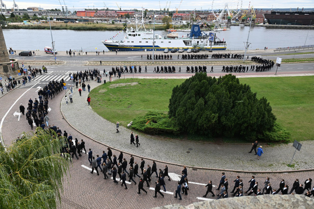 Studenci pierwszego roku Politechniki Morskiej w Szczecinie schodzą na miejsce uroczystości inauguracji roku akademickiego