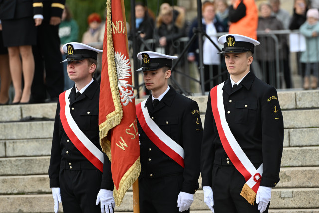 Poczet sztandarowy podczas uroczystości inauguracji roku akademickiego 2024/25 na Politechnice Morskiej w Szczecinie