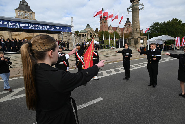 Studenci składają przysięgę na sztandar podczas uroczystości inauguracji roku akademickiego 2024/25 na Politechnice Morskiej w Szczecinie
