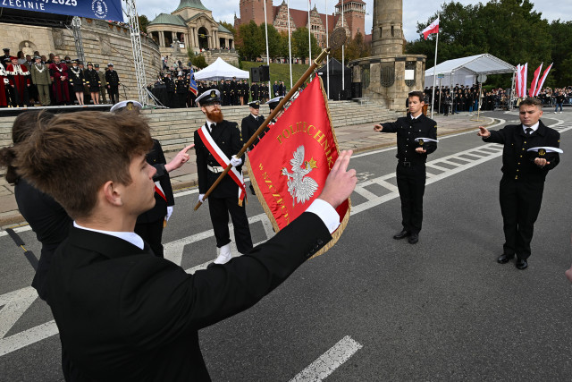 Studenci składają przysięgę na sztandar podczas uroczystości inauguracji roku akademickiego 2024/25 na Politechnice Morskiej w Szczecinie