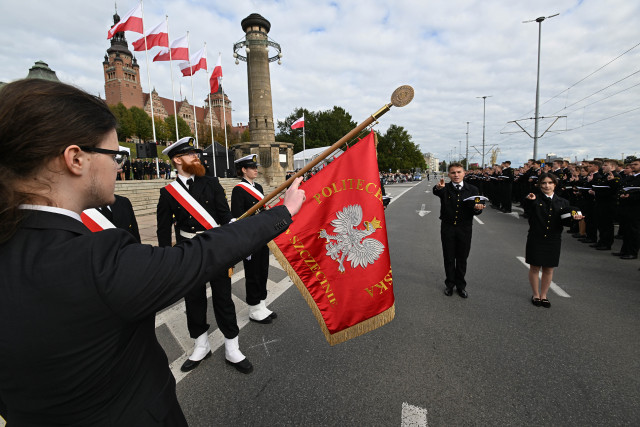 Studenci składają przysięgę na sztandar podczas uroczystości inauguracji roku akademickiego 2024/25 na Politechnice Morskiej w Szczecinie
