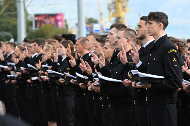 Studenci składają przysięgę podczas uroczystości inauguracji roku akademickiego 2024/25 na Politechnice Morskiej w Szczecinie