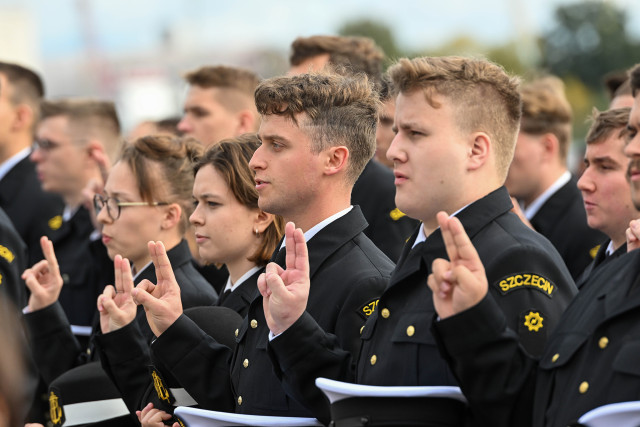 Studenci składają przysięgę podczas uroczystości inauguracji roku akademickiego 2024/25 na Politechnice Morskiej w Szczecinie