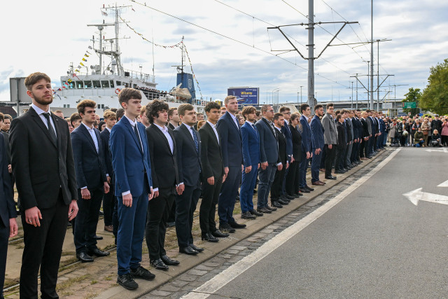 Niemundurowi studenci Politechniki Morskiej podczas inauguracji roku akademickiego u podnóża Wałów Chrobrego w Szczecinie