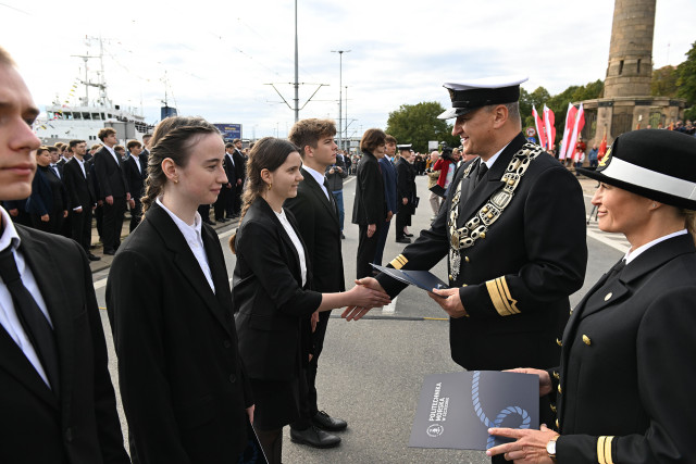 Wręczanie listów gratulacyjnych i stypendiów dla studentów PM
