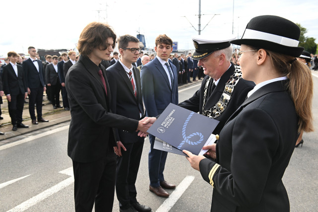 Wręczanie listów gratulacyjnych i stypendiów dla studentów PM